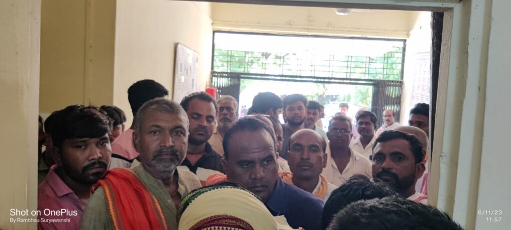 जमिनीच्या वादाला कंटाळून परमेश्वर जाधव यांनी घेतले विष..<br />👉🏻 मृत्युस कारणीभूत असणाऱ्या दोघांवर 306 चा गुन्हा दाखल..आरोपी फरार..<br />👉🏻संबंधित प्लॉटिंग व्यवसायात झालेली अफरातफर उघड करा पिडीतांची मागणी.. 2 IMG 20230611 WA0027